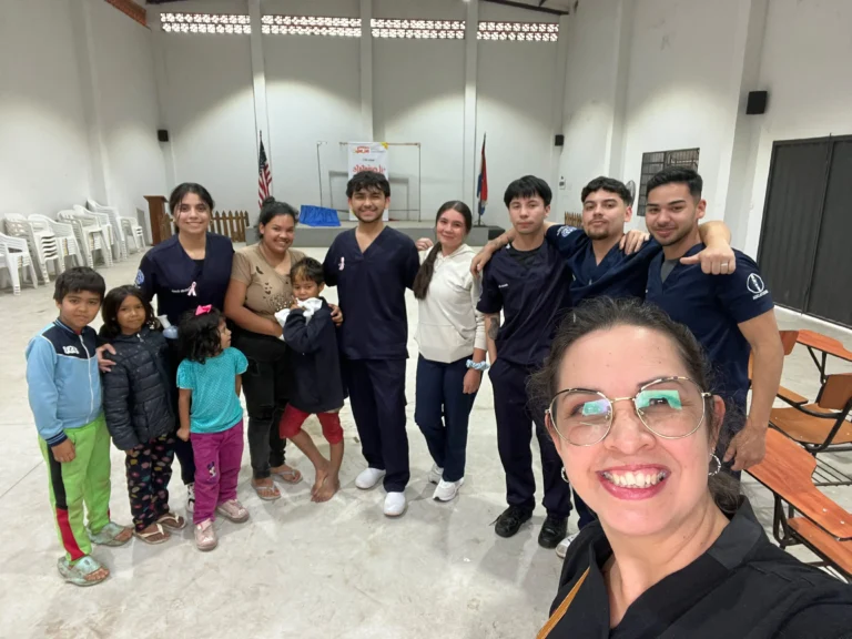 Visita a la comunidad del Cerro Mimbi - Merienda con los niños